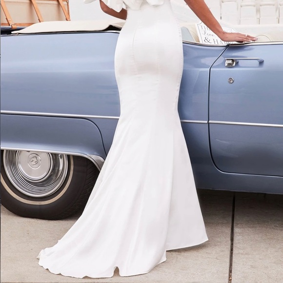 White ruffle off shoulder gown - Picture 3 of 9